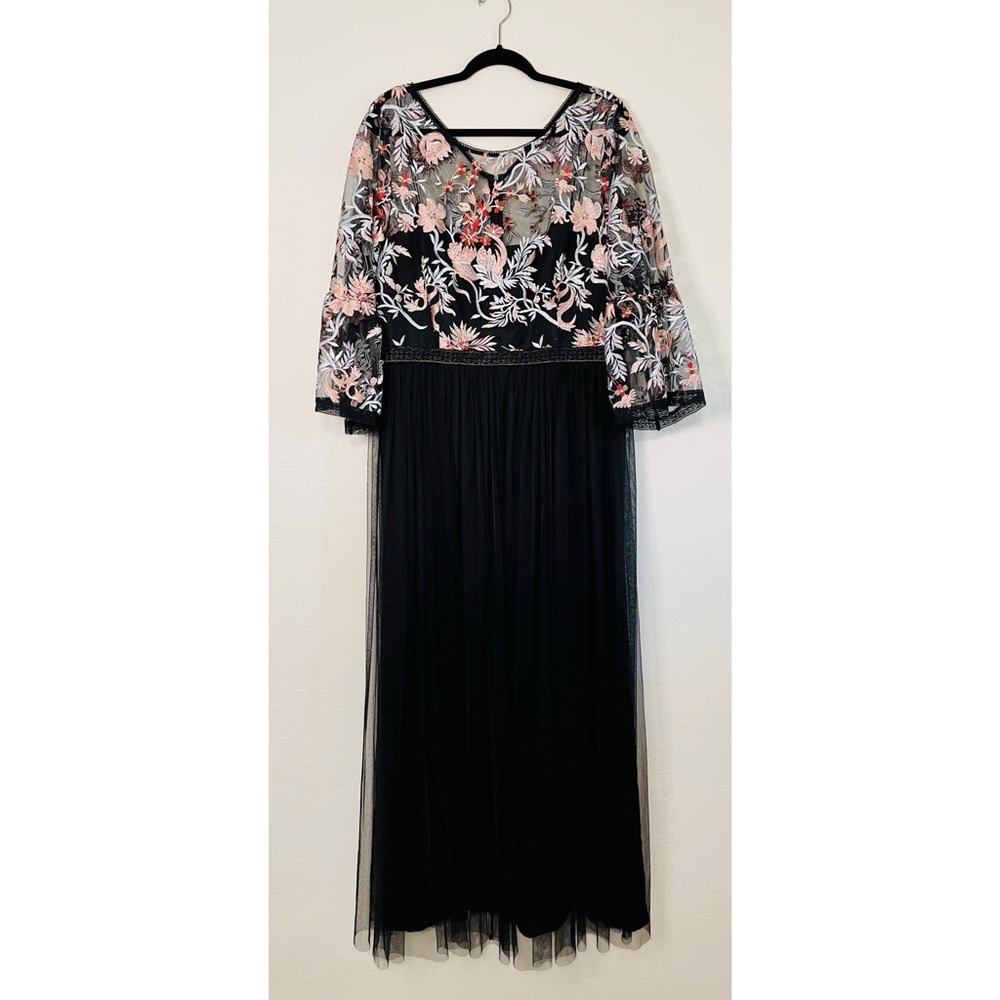 Stunning Floral Embroidered Adrianna Papell Size 18 Semi-Formal / Formal Dress